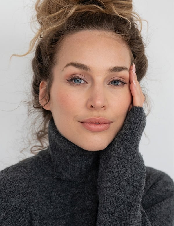 vrouwelijk model met blonde krullen Marjolein Roe.