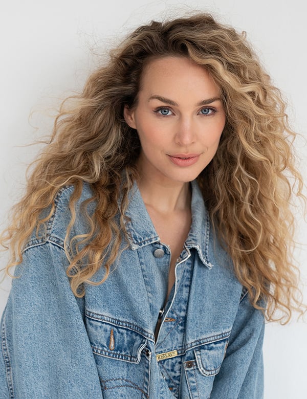 vrouwelijk model met blonde krullen Marjolein Roe.