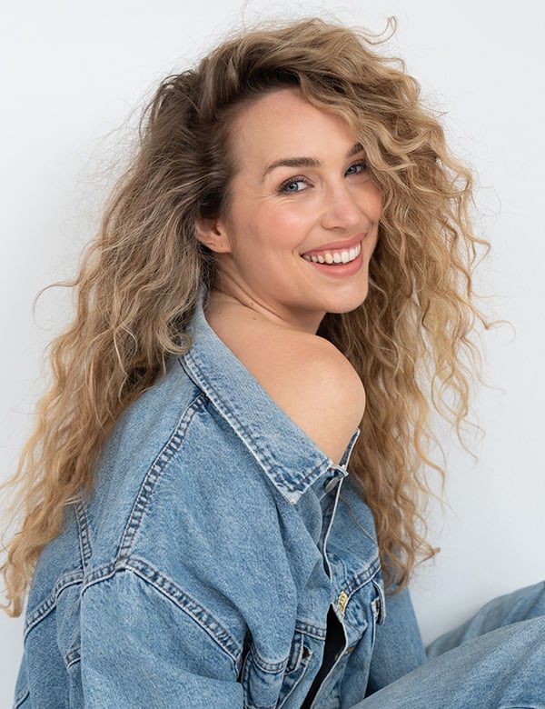 vrouwelijk model met blonde krullen Marjolein Roe.