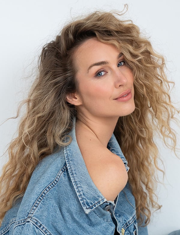 vrouwelijk model met blonde krullen Marjolein Roe.