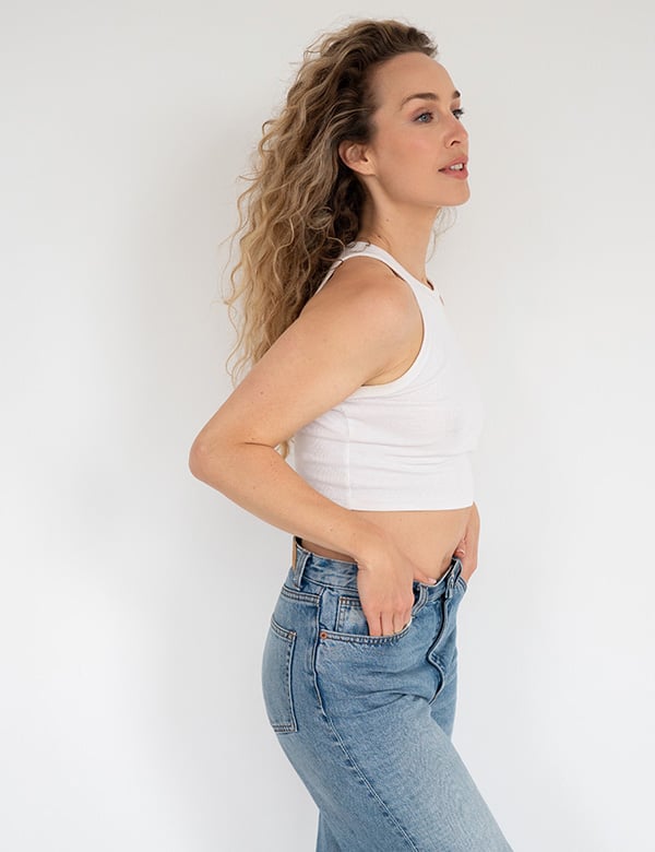 vrouwelijk model met blonde krullen Marjolein Roe.