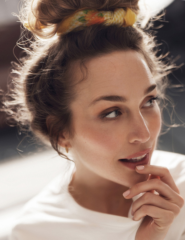 Vrouwelijk model met blond krullend haar en blauwe ogen Marjolein Roe.