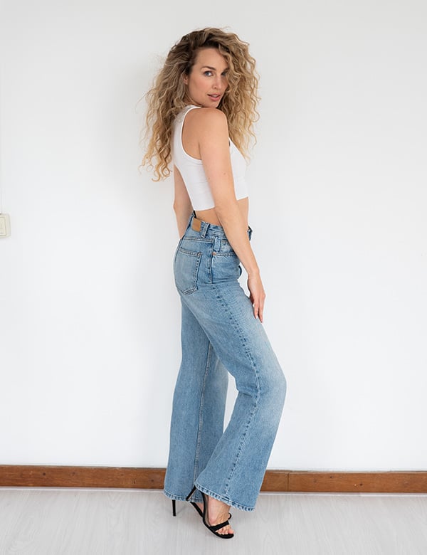 vrouwelijk model met blonde krullen Marjolein Roe.