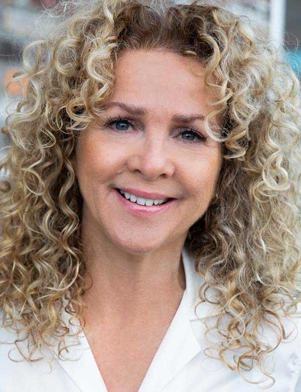 Model Vrouwelijk model marjolein met blonde krullen