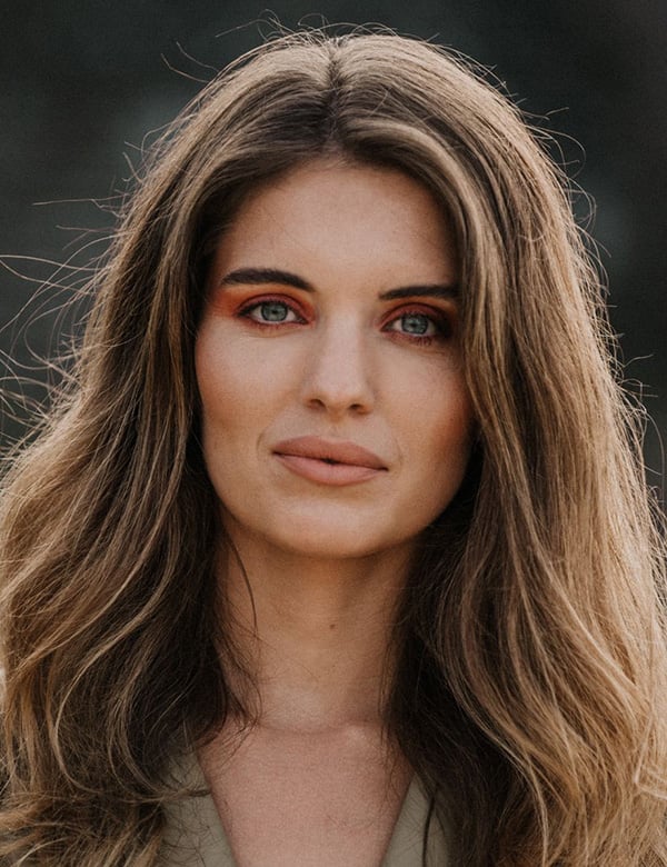 Vrouwelijk model met lichtbruin haar marloes