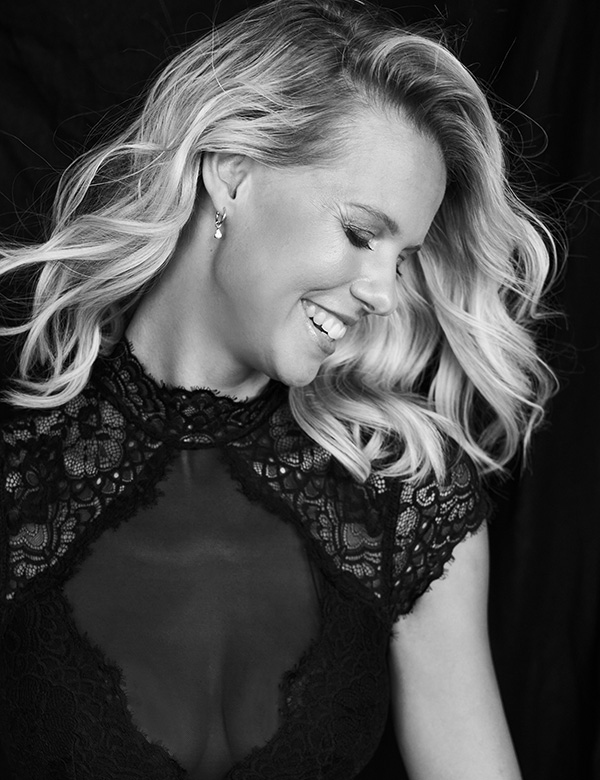 Vrouwelijk model met blond haar Marlouk