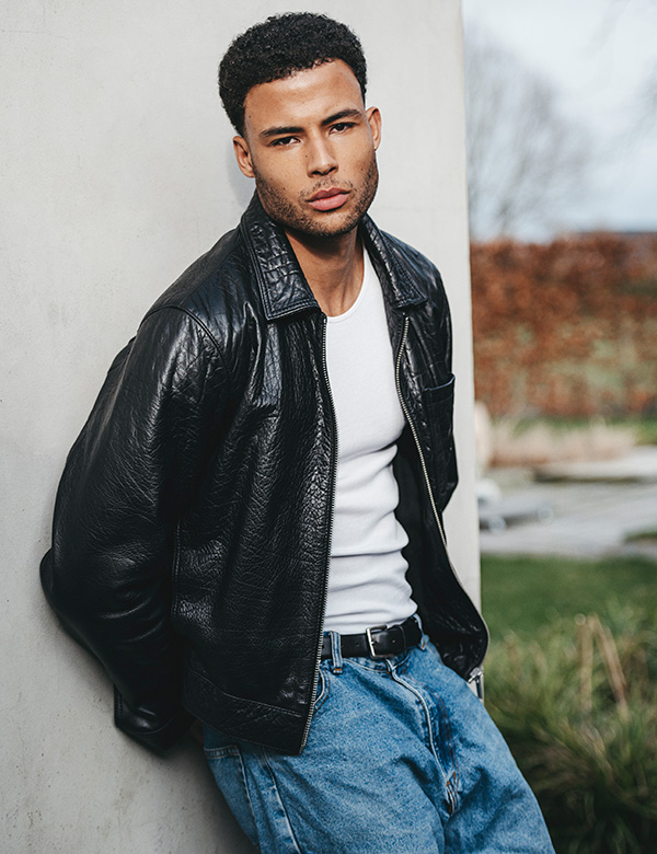 Mannelijk model met kroes haar Martijn H.