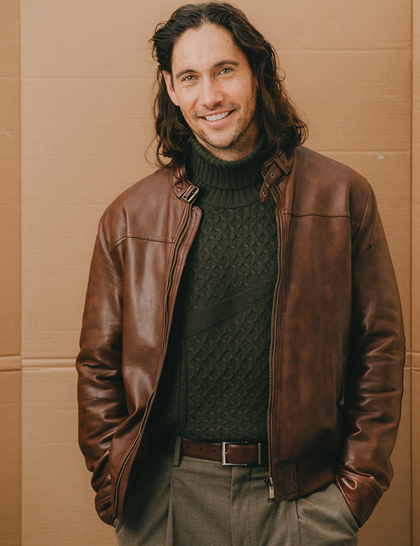 Mannelijk model met lang bruin haar Marvin R.