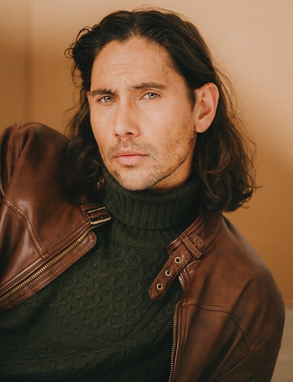 Mannelijk model met lang bruin haar Marvin R.