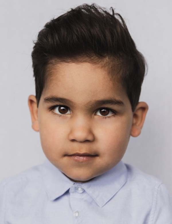 Kindermodel met bruin haar mason