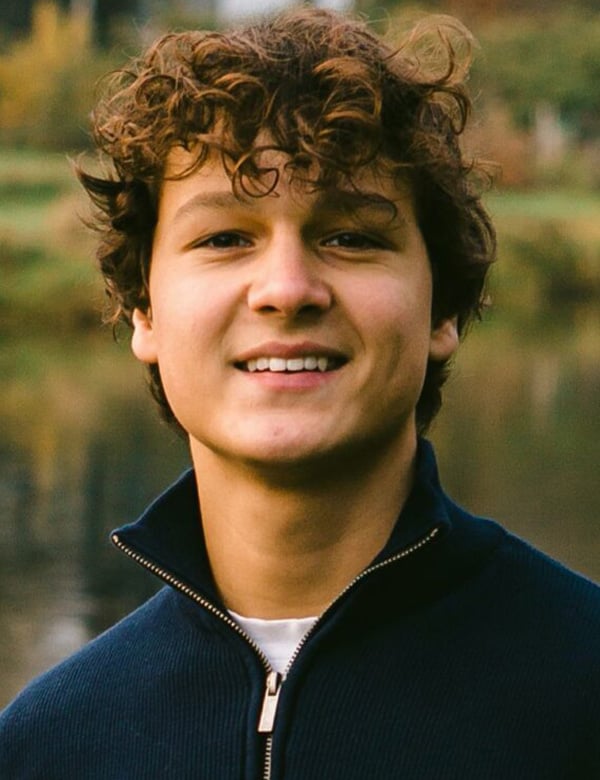 Model Tienermodel met bruin haar mats