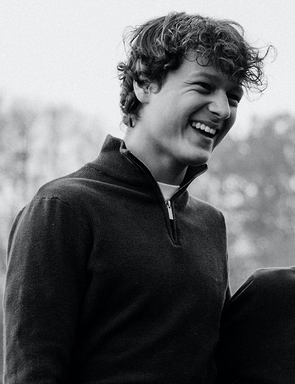 Tienermodel met bruin haar Mats