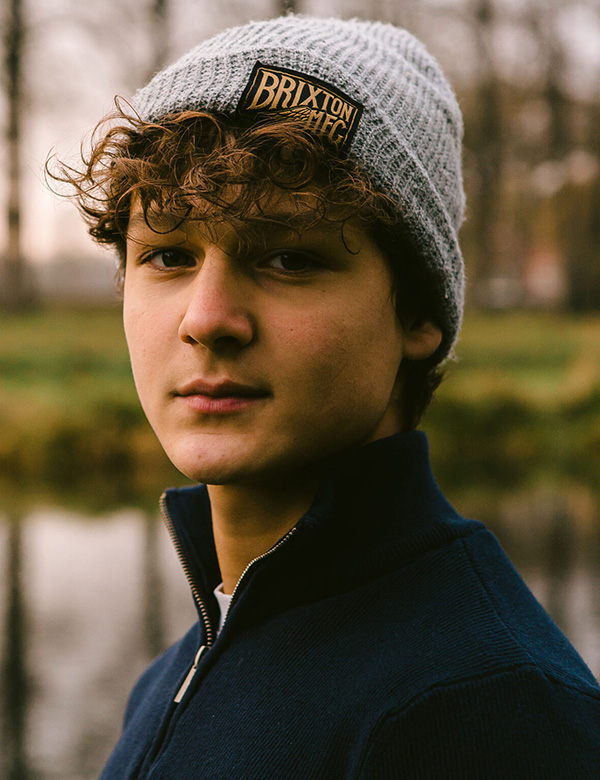 Tienermodel met bruin haar Mats
