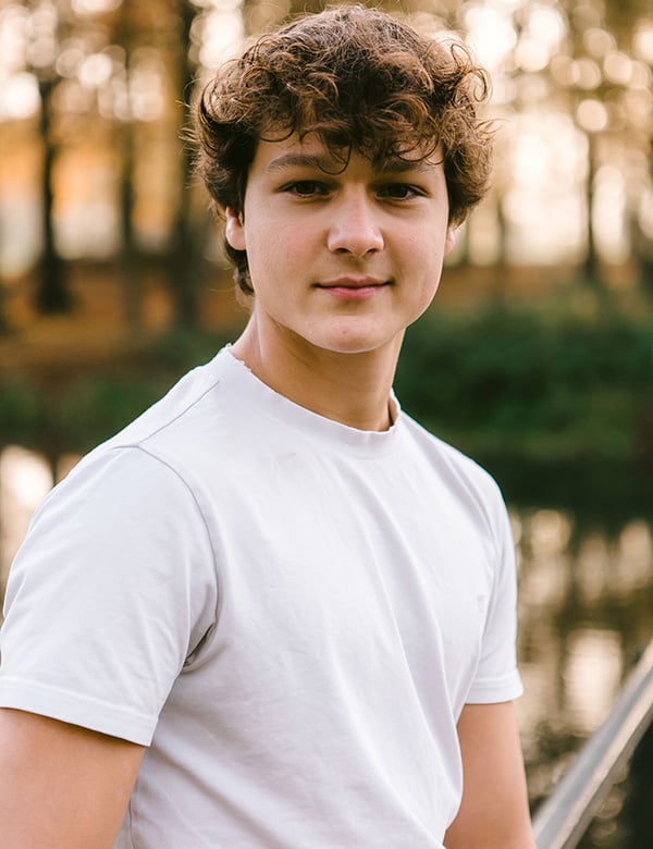 Tienermodel met bruin haar Mats