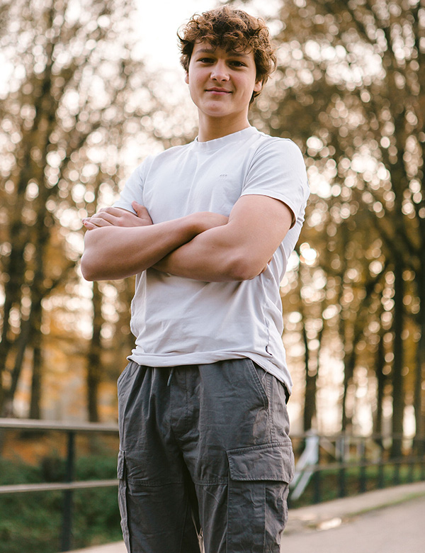 Tienermodel met bruin haar Mats