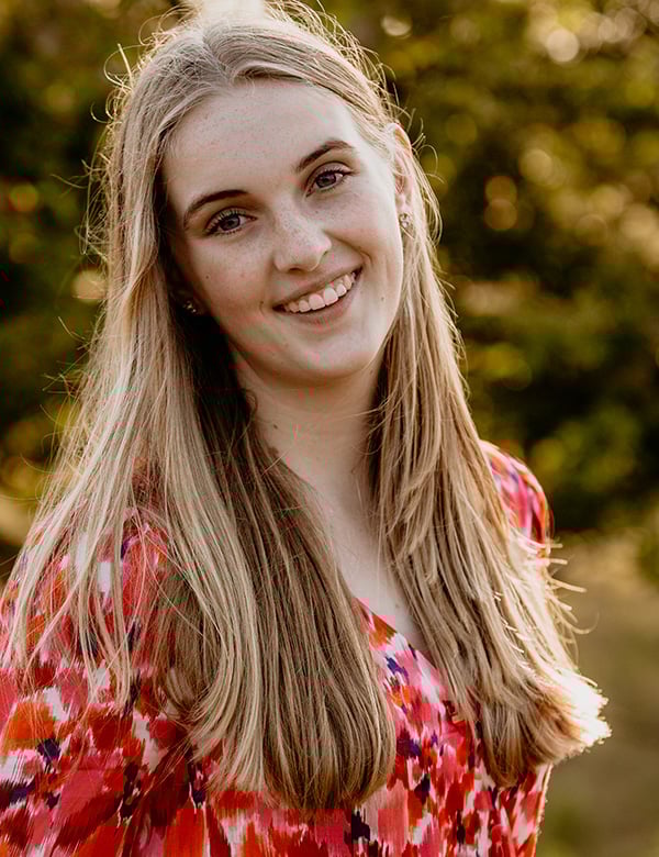 Tienermodel met blond haar Maura