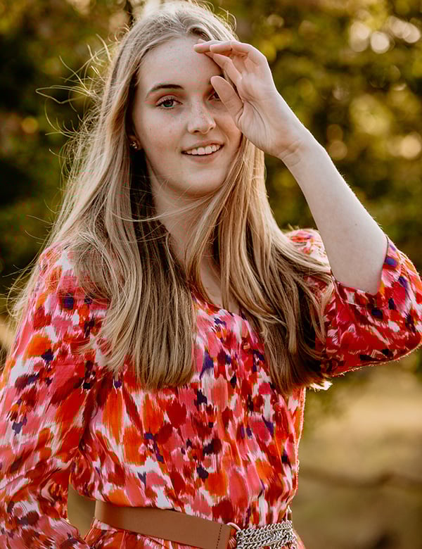 Tienermodel met blond haar Maura