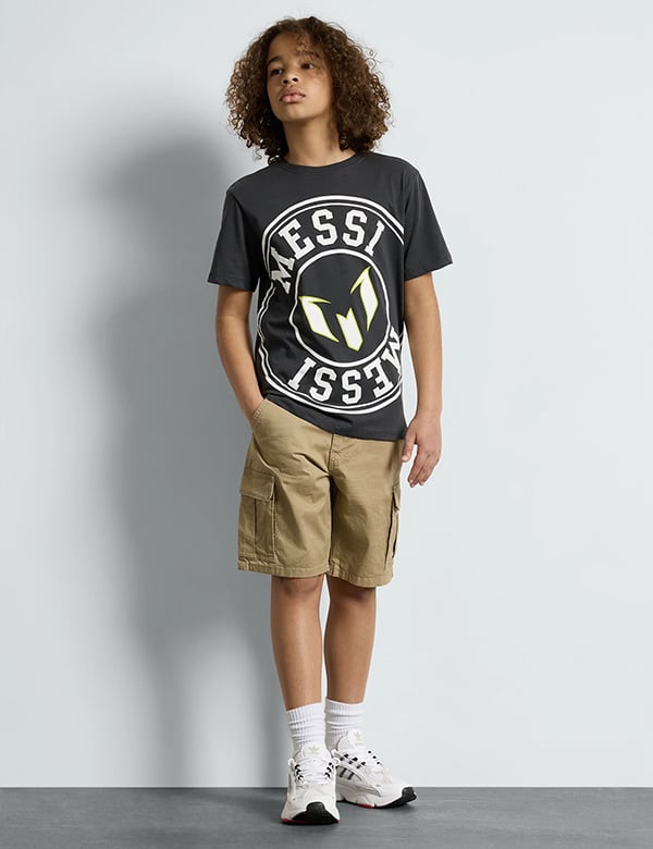 Kinderlijk model met bruin krullend haar Maxim A.