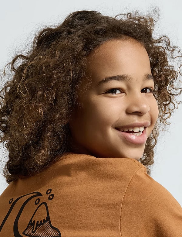 Model Kinderlijk model met bruin krullend haar maxim a.