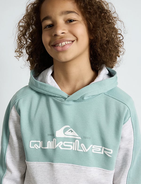 Kinderlijk model met bruin krullend haar Maxim A.