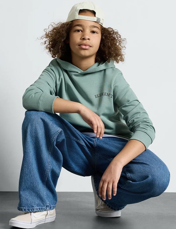 Kinderlijk model met bruin krullend haar Maxim A.
