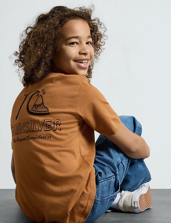 Kinderlijk model met bruin krullend haar Maxim A.