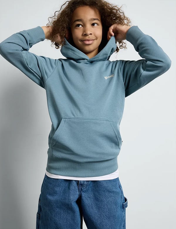 Kinderlijk model met bruin krullend haar Maxim A.