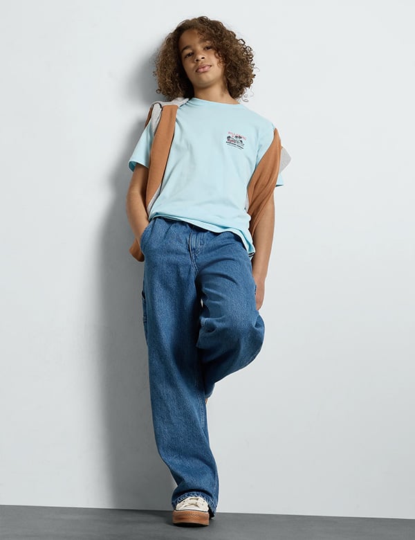 Kinderlijk model met bruin krullend haar Maxim A.