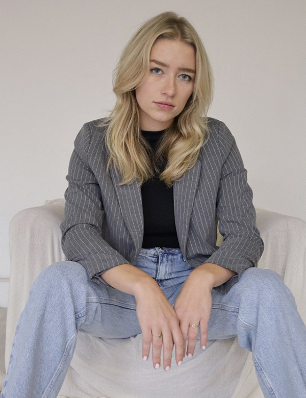 Vrouwelijk model met kort blond haar Maxime W.