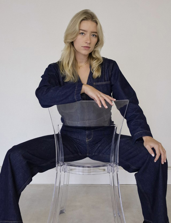 Vrouwelijk model met kort blond haar Maxime W.