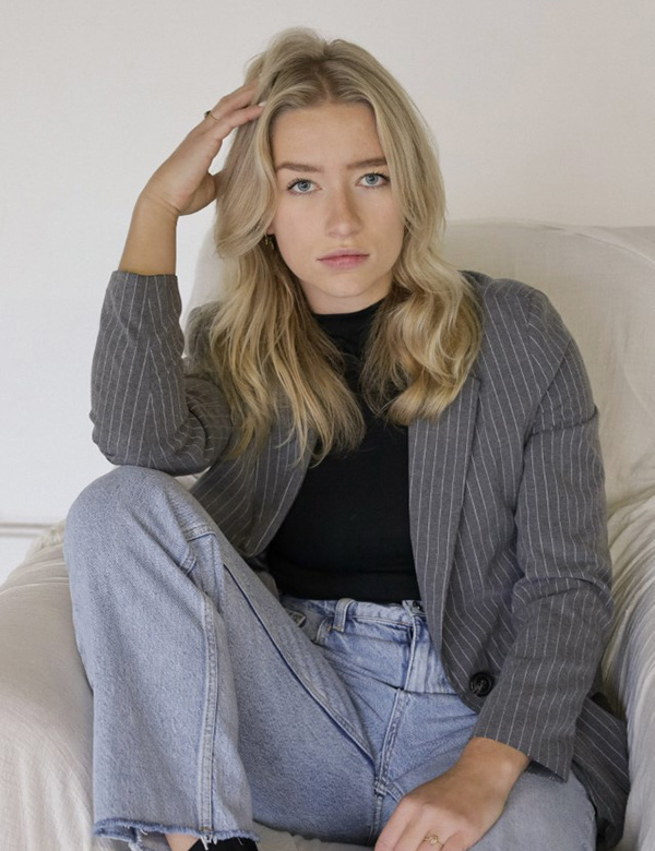 Vrouwelijk model met lang blond haar Maxime W.