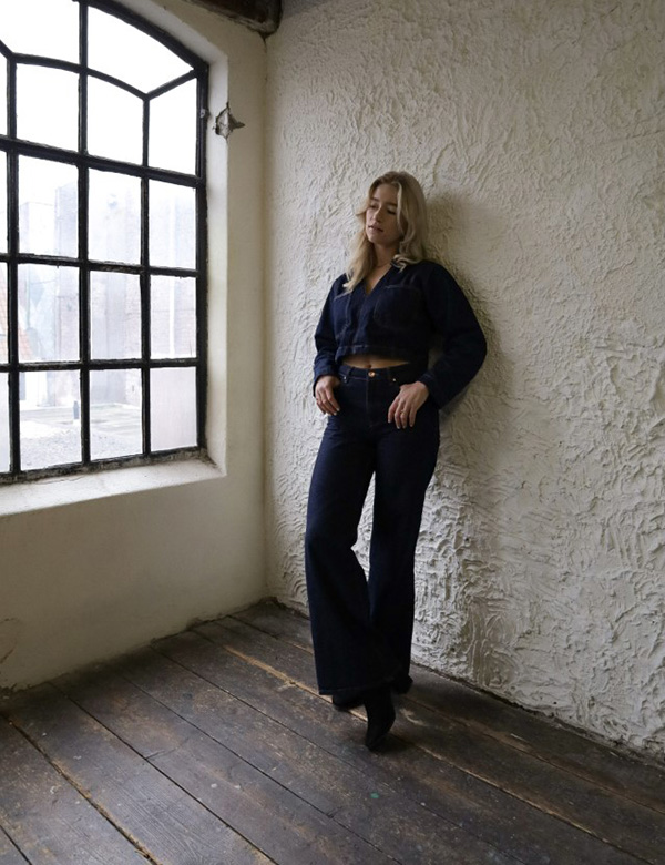 Vrouwelijk model met kort blond haar Maxime W.