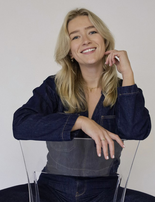 Vrouwelijk model met lang blond haar Maxime W.