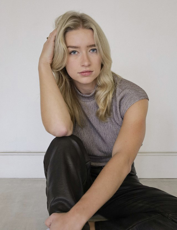 Vrouwelijk model met kort blond haar Maxime W.