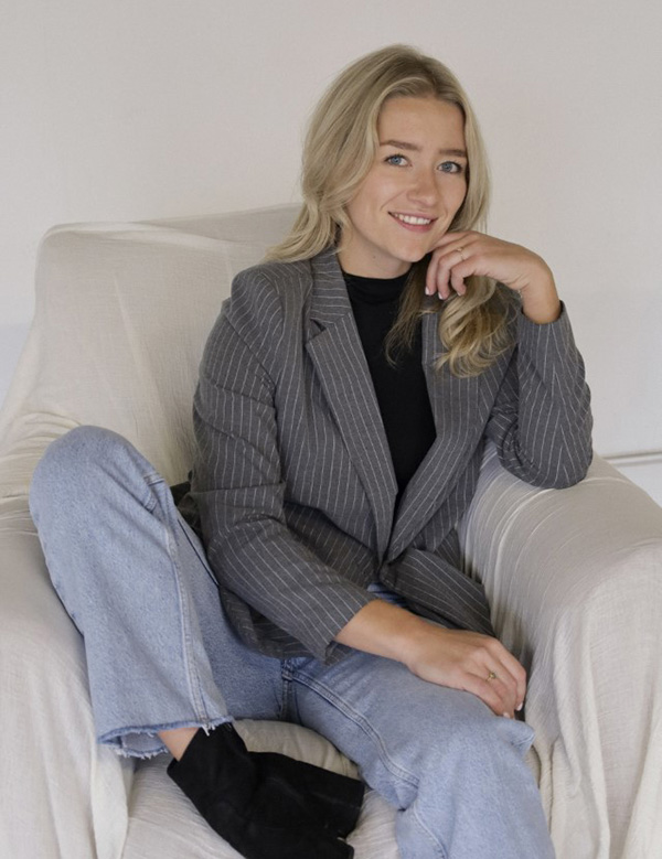 Vrouwelijk model met kort blond haar Maxime W.