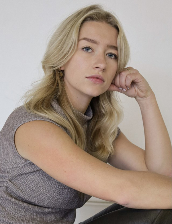 Vrouwelijk model met lang blond haar Maxime W.