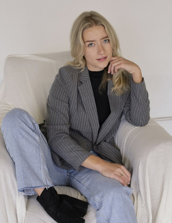 Vrouwelijk model met lang blond haar Maxime W.