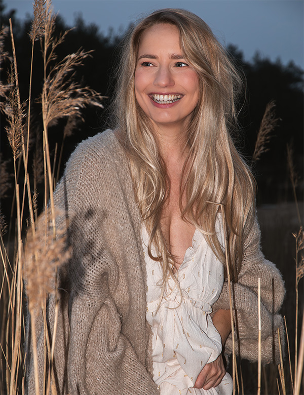 Vrouwelijk model met lichtblond haar Maya