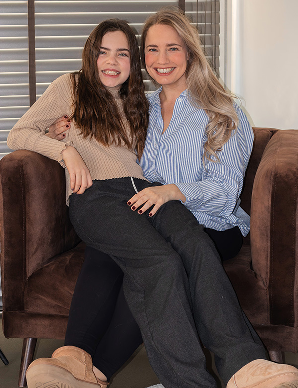 Vrouwelijk model met blond haar Maya.