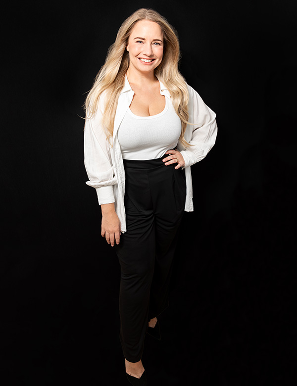 vrouwelijk model met blond haar Maya