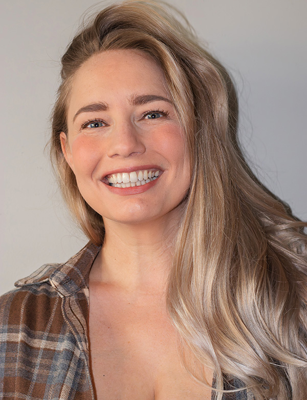 Vrouwelijk model met blond haar Maya.