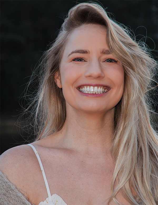 Vrouwelijk model met lichtblond haar Maya