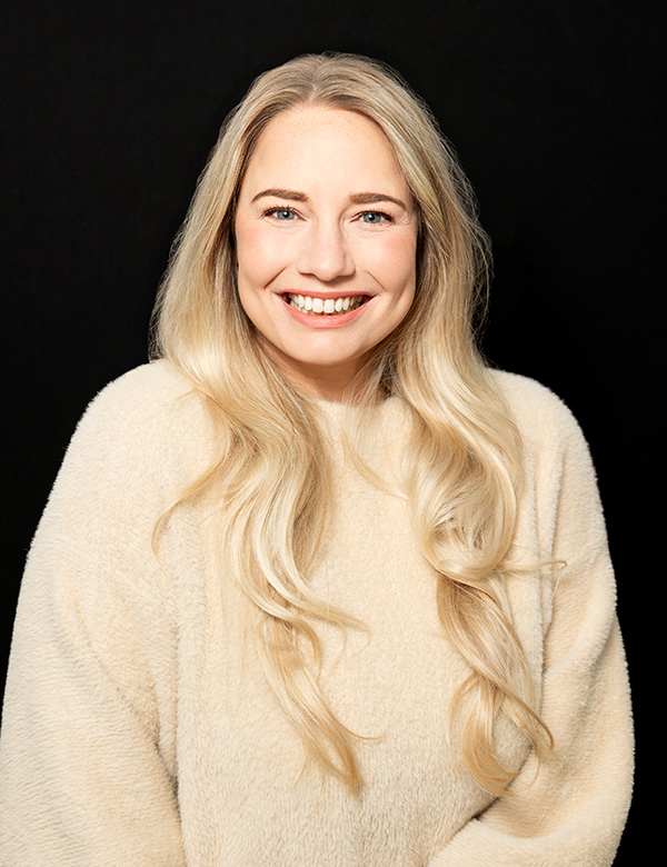 vrouwelijk model met blond haar Maya