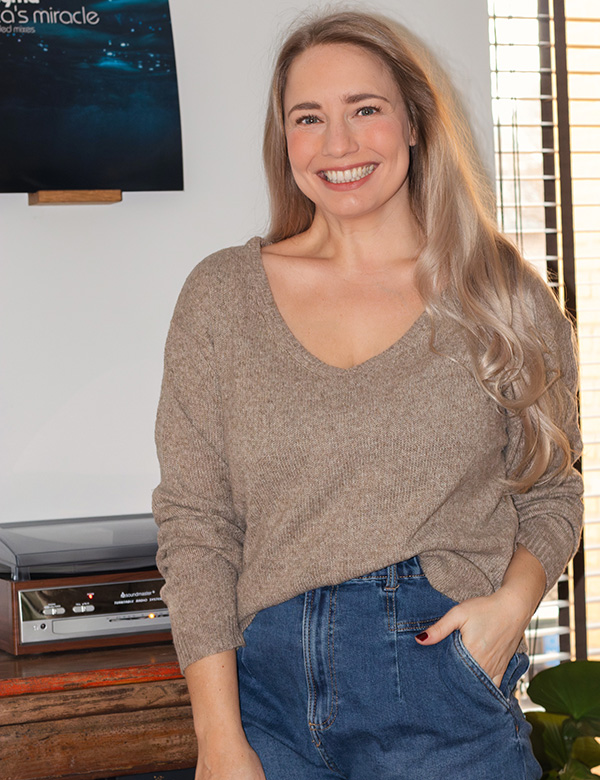 Vrouwelijk model met blond haar Maya.