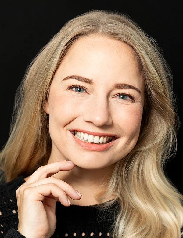 Vrouwelijk model met blond haar maya