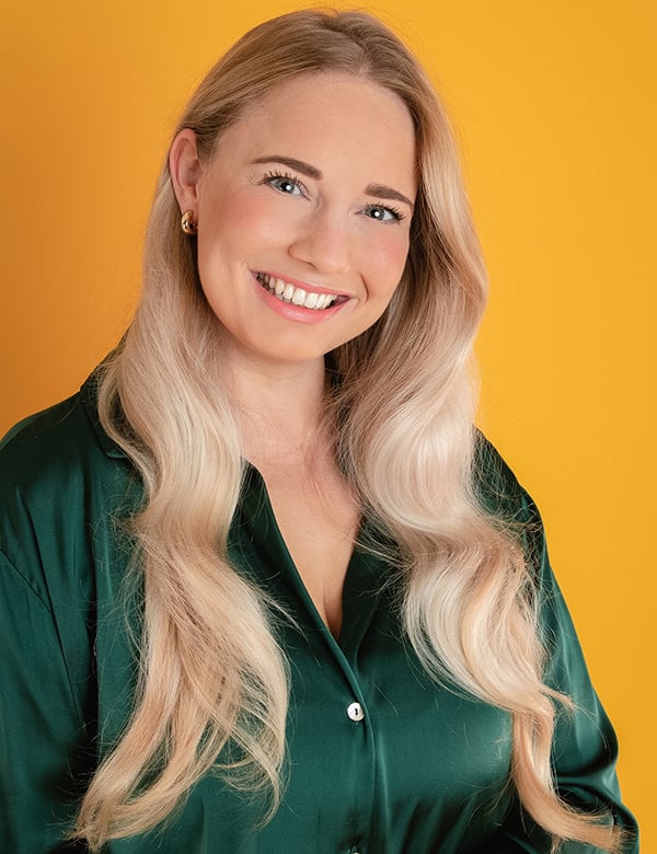 Vrouwelijk model met blond haar Maya