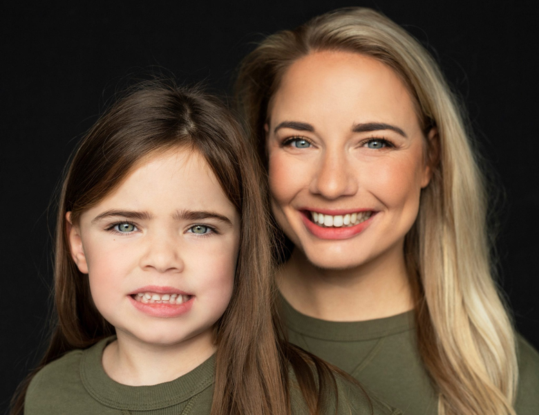 Vrouwelijk model met blond haar Maya