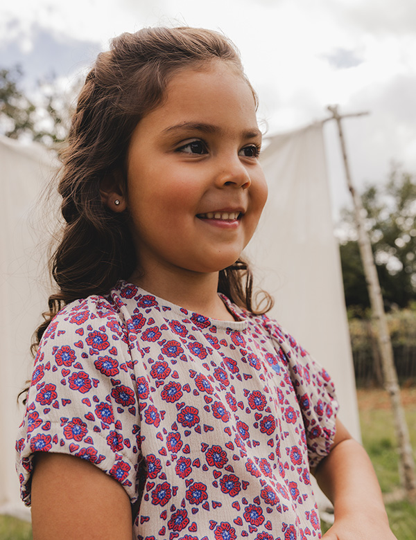 Kinderlijk model met bruin haar Mayvi.