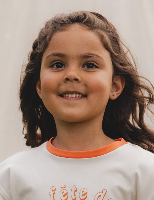 Kinderlijk model met bruin haar mayvi.