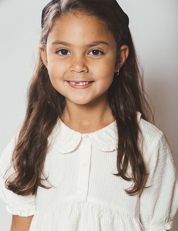 Kindermodel met bruin haar Mayvi